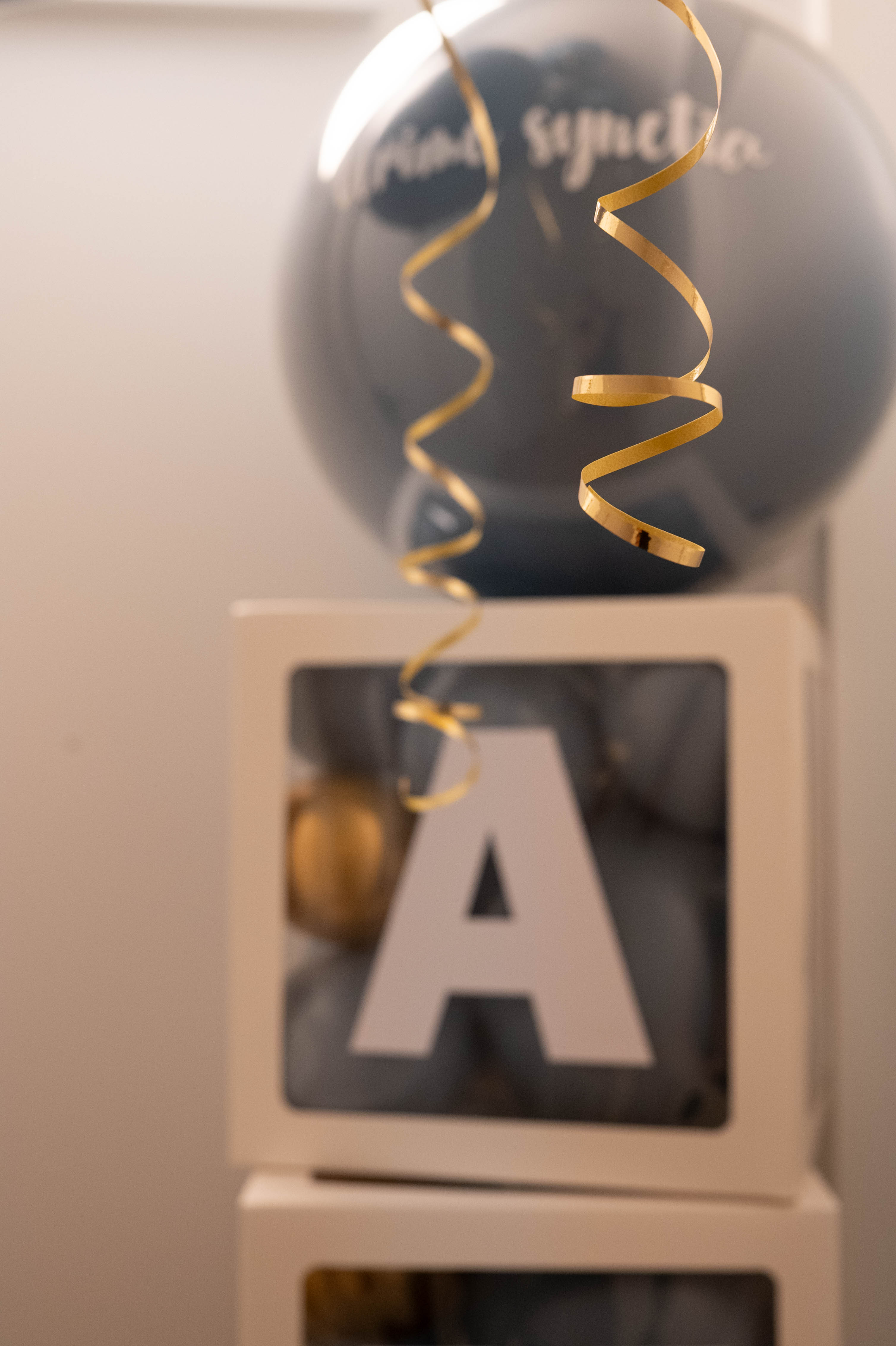 Personalisierte Boxen mit Ballons gefüllt